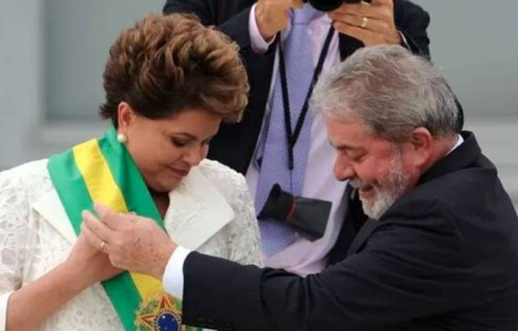 Dilma Rousseff recebe a faixa presidencial de Lula, em 2011. (Foto: ROBERTO STUCKERT FILHO/PR)