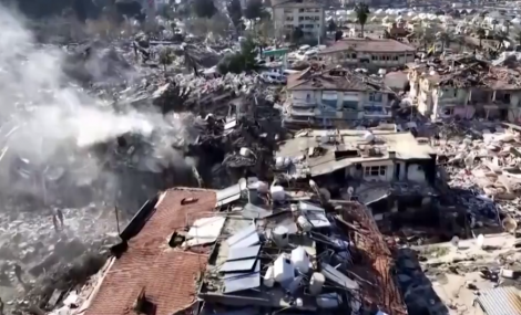 Imagem de vdeo de drone mostra estragos causados por terremoto em cidade da Turquia. (Foto/reproduo: G1)