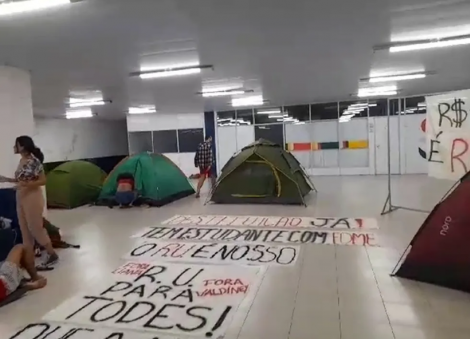 Estudantes ocuparam reitoria da UFPB com barracas e faixas contra aumento de preo das refeies no RU. (Foto: Reproduo/TV Cabo Branco)