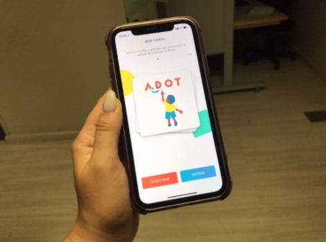 A.dot pode ser encontrado em lojas de aplicativo e permite que pessoas que esto em processo de adoo conheam as criana e adolescentes que aguardam uma famlia