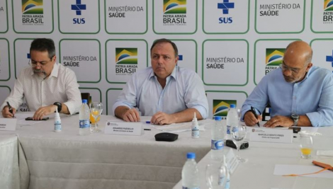 O ministro da Sade, Eduardo Pazuello, ao lado de secretrios em reunio virtual com os governadores