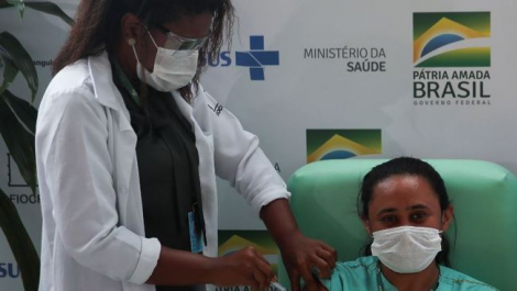 Rio retoma vacinao de jovens aps receber doses do Ministrio da Sade. So Lus tem repescagem e Belm s d 2 dose da Pfizer. (Foto: RICARDO MORAES/REUTERS)
