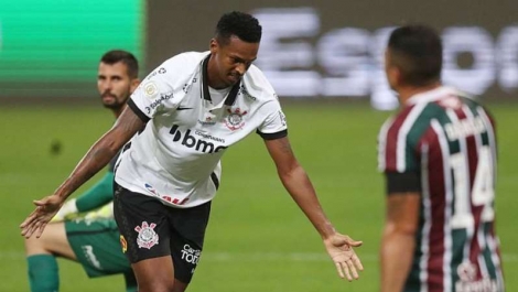 J comemora aps abrir o caminho da goleada do Corinthians sobre o Fluminense.(Foto:  Alex Silva/Estado)