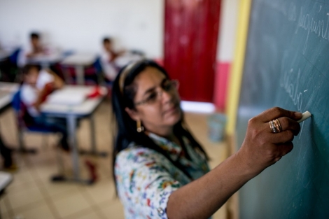Médias salariais oferecidas para professores no Brasil variam de R$ 1.700 a R$ 5 mil — Foto: Mayke Toscano/GCOM-MT