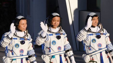 Os trs astronautas chineses da misso Shenzhou-12 momentos antes do lanamento em junho. (Foto: GREG BAKER / AFP)