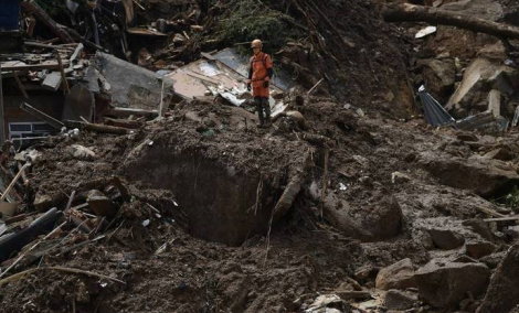 Deslizamentos em decorrncia das fortes chuvas deixaram ao menos 104 mortos. Defesa Civil resgatou 24 pessoas com vida. (Foto: CARL DE SOUZA/AFP)