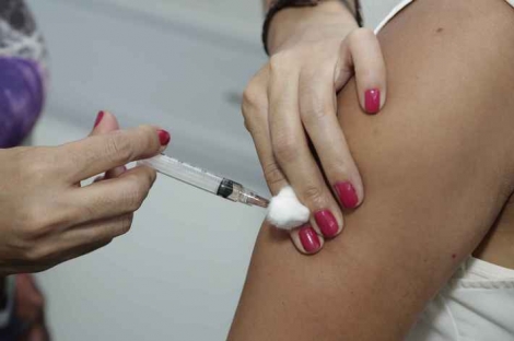 Vacina utiliza vrus morto e purificado, tecnologia de eficcia comprovada. (Foto: Foca Lisboa / UFMG)