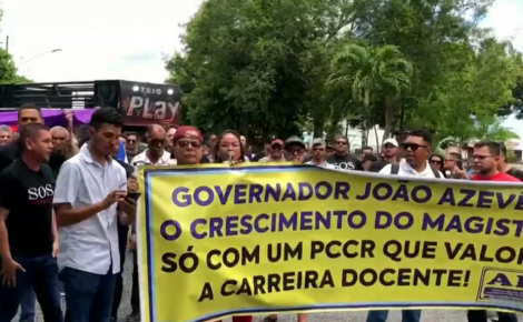 Protesto aconteceu em frente ao Centro Administrativo da Paraba, em Jaguaribe, nesta quarta-feira (17). (Foto: reproduo/TV Cabo Branco)