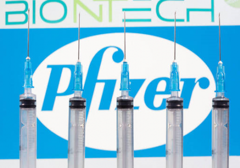Considerada inovadora, a vacina da Pfizer  feita a partir de RNA mensageiro Dado Ruvic/Illustration/Reuters 