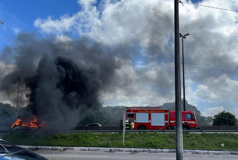 Carro pegou fogo no viaduto do Cristo Redentor (Foto: Dui Borges/RTC)