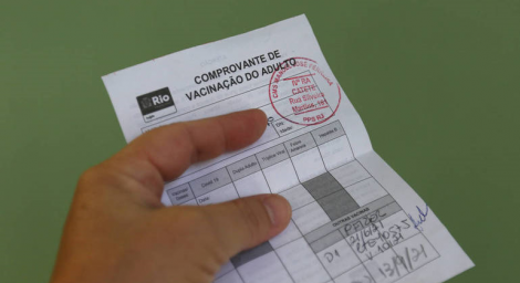 Viajantes brasileiros e estrangeiros devem apresentar passaporte vacinal caso cheguem ao pas por terra ou via area 