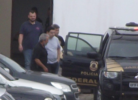 Fabiano Gomes saiu escoltado por agentes da PF para audincia de custdia (Foto: Felipe Machtoub, via WhatsApp)