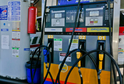 De acordo com economistas ouvidos pelo Metrópoles, o alto valor do dólar encarece o preço do combustível