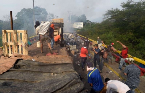 Ao menos duas pessoas morreram, uma delas um adolescente de 14 anos, e 31 ficaram feridas, em distrbios registrados na fronteira entre a Venezuela e o Brasil. (Foto: Raul Arboleda/AFP)