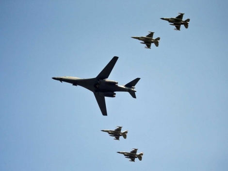 Bombardeiro B-1B dos EUA voa escoltado por avies de combate norte-americanos e sul-coreano (Foto: Kim Hong-ji / Reuters)