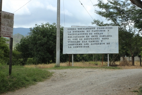 Placa na entrada da comunidade indgena Nueva Jerusalem, no Mxico, alerta para a proibio de entrada de pastores e pregadores cristos (Portas Abertas)