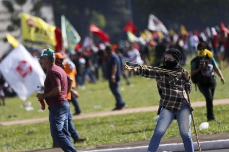 Manifestantes entram em confronto com a polcia durante ato contra o presidente Temer (Foto: Jornal do Brasil)