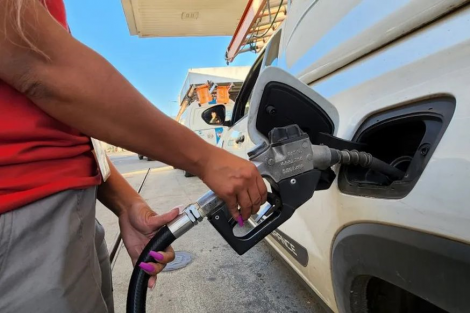 Com aumento de 4%, o preo mdio do litro chegou a R$ 5,88; j o diesel subiu mais R$ 0,55, superando R$ 6 nos postos 