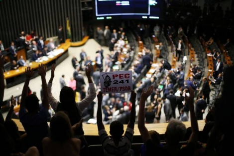 Para que a PEC 241 seja encaminhada para o Senado, os deputados precisam agora votar os destaques ao texto (Adriano Machado/Reuters)