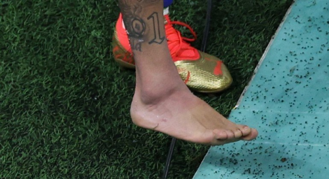 Neymar deixou o campo com tornozelo direito inchado na vitria do Brasil sobre a Srvia. (Foto: GIUSEPPE CACACE/AFP)