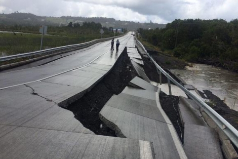 Terremoto de 7,6 graus atinge Tarahuin, na Ilha de Chilo, ao sul de Santiago, no Chile - (EPA / Alvaro Vidal / Agncia Lusa)EPA / Alvaro Vidal / Agncia Lusa