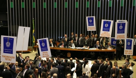 Foram 296 votos a favor e 177 votos contra (Foto: Antonio Cruz/Agncia Brasil)