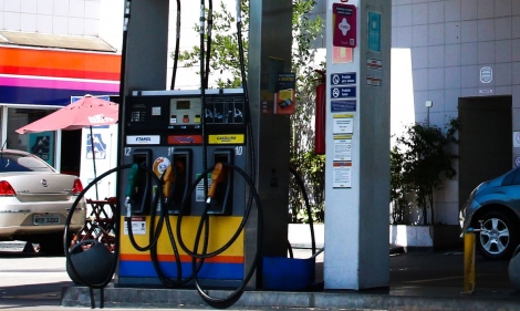 Litro da gasolina pura fica em R$ 3,19 em mdia. (Rovena Rosa/Agncia Brasil)