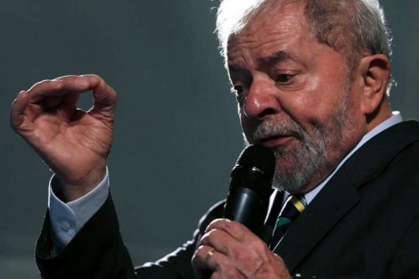 O ex-presidente Lula faz discurso na praa Santos Andrade, que rene militantes favorveis a ele, no centro de Curitiba (Foto: Paulo Whitaker)