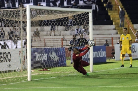 O goleiro Tiago Cardoso do Botafogo-SP defendeu um pnalti. (Foto: Raul Ramos /Agncia Botafogo)