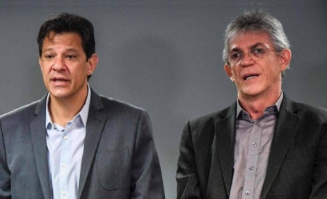 Fernando Haddad, e o governador de Paraba, Ricardo Coutinho. (Foto: Nelson Almeida/AFP/10-10-2018)