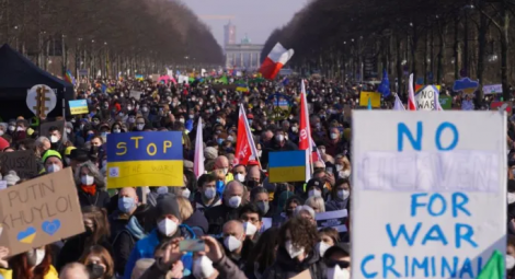 Cartazes com coraes decorados pela bandeira da Ucrnia, smbolos da paz e placas com a pomba da paz, alm de dizeres, como "stop, Putin" so levantados pelos manifestantes  Crdito: dpa/picture alliance via Getty I