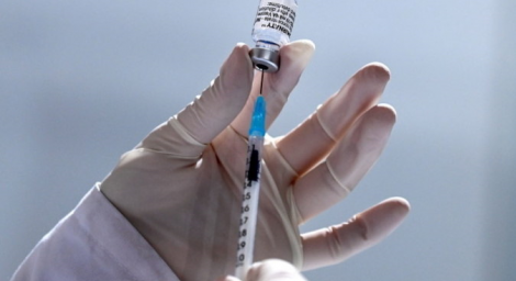 1 dose de Oxford ou Pfizer aumenta proteo de pessoas prximas aos vacinados. (Foto: GEORGI LICOVSKI/EFE/EPA)