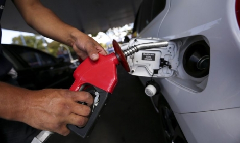 Valor cobrado pelo litro do combustvel nas distribuidoras cair 3,88%, de R$ 3,86 para R$ 3,71