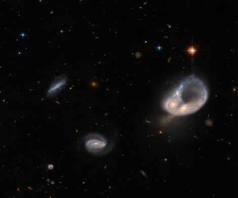 Hubble captura galxias colidindo a 670 milhes de anos-luz da Terra (Foto: NASA/ESA)