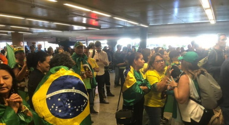 Apoiadores aguardam Bolsonaro no saguo do Aeroporto Internacional de Braslia. (Foto: GABRIELA COELHO/R7)