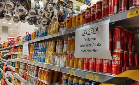 Entre as medidas est a "Lei Seca", que probe a venda de bebida alcolica em qualquer estabelecimento - Foto: Fabiana Figueiredo/G1